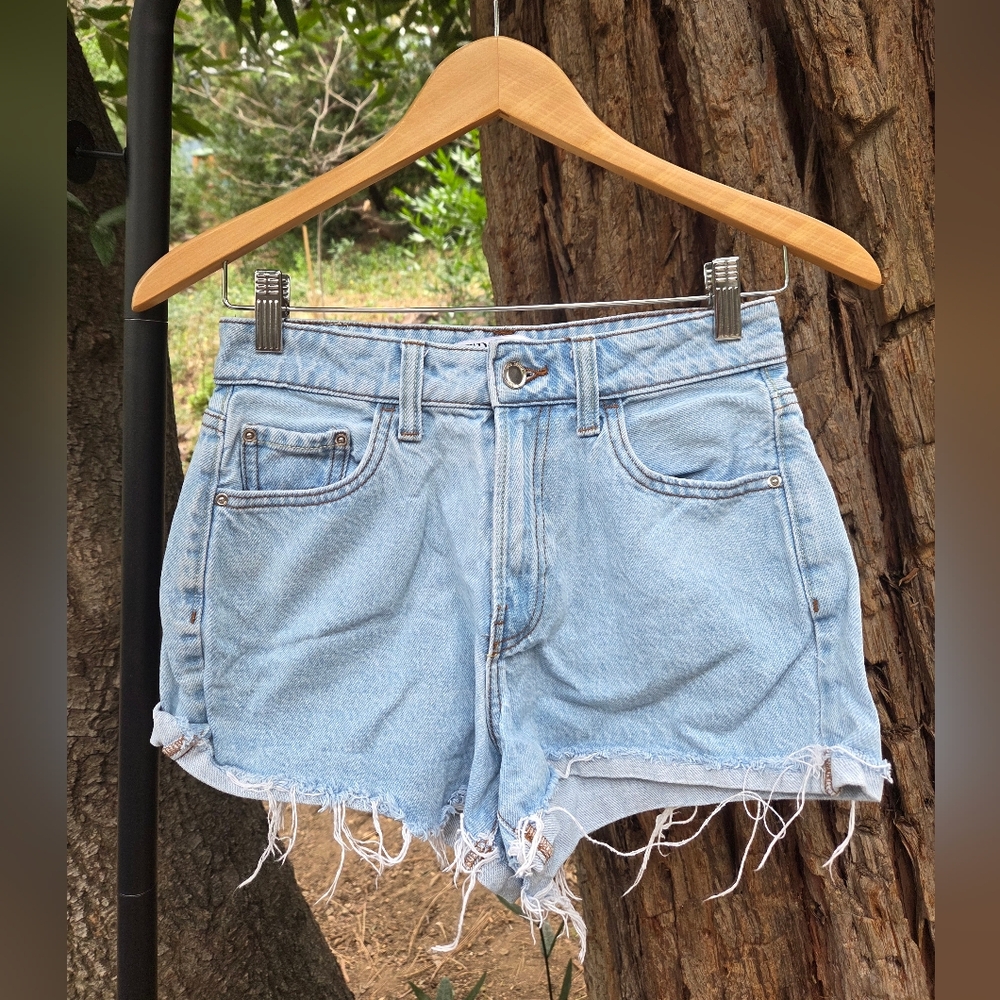 Zara Womens Light Wash Distressed Jean Shorts Size 2